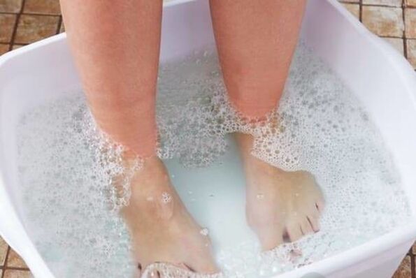 Nail fungus treatment with popular remedies